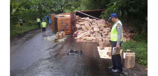 Tak Kuat Naik Tanjakan Jalur Ponorogo – Pacitan, Truk Angkut Sembako Terguling Tak Kuat Naik Tanjakan Jalur Ponorogo – Pacitan, Truk Angkut Sembako Terguling