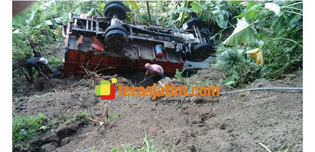 Tak Kuat di Jalan Tanjakan, Truk Pasir Terbalik di Dasar Jurang Tak Kuat di Jalan Tanjakan, Truk Pasir Terbalik di Dasar Jurang