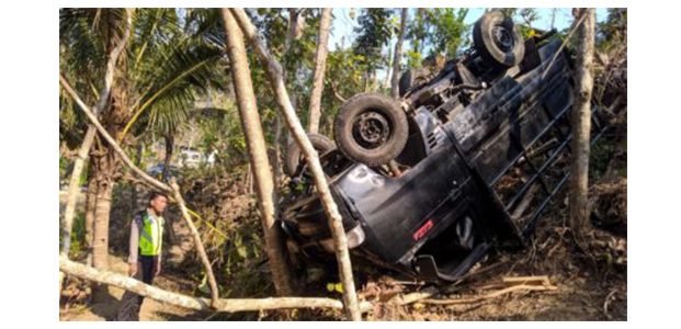 Tak Kuat di Tanjakan, Pikap Angkut Puluhan Orang Terjun ke Jurang Tak Kuat di Tanjakan, Pikap Angkut Puluhan Orang Terjun ke Jurang