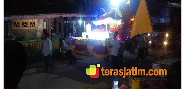 Takbir Keliling di Jatimalang Pacitan, Pocong-pun Ikut Diarak Takbir Keliling di Jatimalang Pacitan, Pocong-pun Ikut Diarak