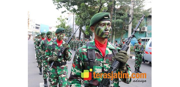 Tampilkan Parade Kolone Senapan, Yonif Raider 500 Sikatan Hibur Warga Surabaya Tampilkan Parade Kolone Senapan, Yonif Raider 500 Sikatan Hibur Warga Surabaya