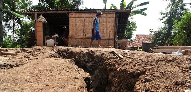 Fenomena Tanah Gerak di Pacitan, Tiap Jam Retakan Bertambah Lebar Fenomena Tanah Gerak di Pacitan, Tiap Jam Retakan Bertambah Lebar