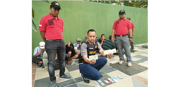 Tarik Biaya Parkir Tinggi, 14 Preman di Kawasan Kebun Binatang Surabaya Dibekuk Tarik Biaya Parkir Tinggi, 14 Preman di Kawasan Kebun Binatang Surabaya Dibekuk