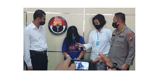 Tawarkan Purel-nya ke Pria Hidung Belang, Seorang Mami Karaoke Diciduk Polisi Tawarkan Purel-nya ke Pria Hidung Belang, Seorang Mami Karaoke Diciduk Polisi