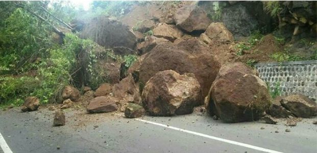 Tebing Setinggi 25 Meter Longsor, Jalur Ponorogo-Pacitan Tertutup Tebing Setinggi 25 Meter Longsor, Jalur Ponorogo-Pacitan Tertutup