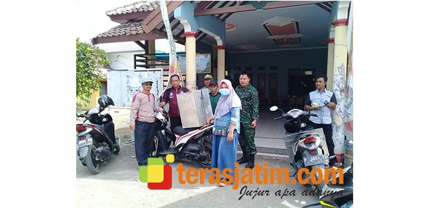 Tempuh 4 Jam, Petugas Distribusikan Logistik Pilkada ke Dusun Terpencil di Situbondo Tempuh 4 Jam, Petugas Distribusikan Logistik Pilkada ke Dusun Terpencil di Situbondo
