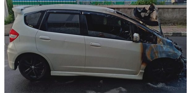 Tengah Melaju, Honda Jazz Terbakar di Jalan Tengah Melaju, Honda Jazz Terbakar di Jalan