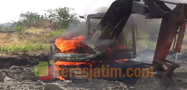 Kendaraan Alat berat Terbakar, Kerugian Ratusan Juta rupiah Kendaraan Alat berat Terbakar, Kerugian Ratusan Juta rupiah