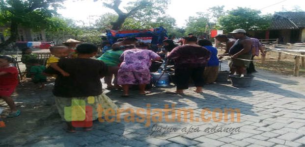 Relawan Bojonegoro, Salurkan Air Bersih dengan Cara Seadanya Relawan Bojonegoro, Salurkan Air Bersih dengan Cara Seadanya