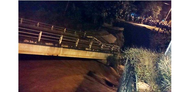 Tergerus Banjir, Jembatan Ngadi di Jalur Kediri-Tulungagung Ambrol Tergerus Banjir, Jembatan Ngadi di Jalur Kediri-Tulungagung Ambrol