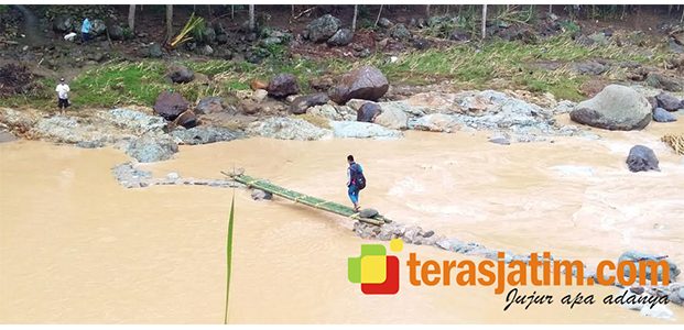 Terisolasi, Warga 2 Desa di Tegalombo Pacitan Buat Jembatan Bambu Terisolasi, Warga 2 Desa di Tegalombo Pacitan Buat Jembatan Bambu