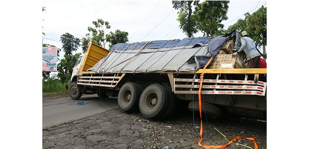 Terperosok, Truk Tronton Bermuatan Keramik Halangi Lalu Lintas Jalur Pare – Kediri Terperosok, Truk Tronton Bermuatan Keramik Halangi Lalu Lintas Jalur Pare – Kediri