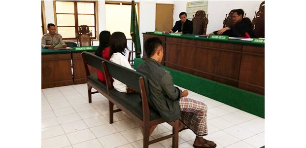 Tertangkap Sedang Jajakan Diri, 2 Wanita asal Tuban dan Pria Pelanggannya Disidang Tertangkap Sedang Jajakan Diri, 2 Wanita asal Tuban dan Pria Pelanggannya Disidang