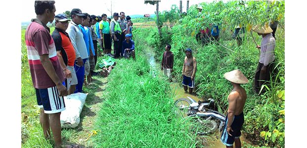 Tertindih Motor, Petani Asal Kenduruan Tuban Tewas di Selokan Air Tertindih Motor, Petani Asal Kenduruan Tuban Tewas di Selokan Air