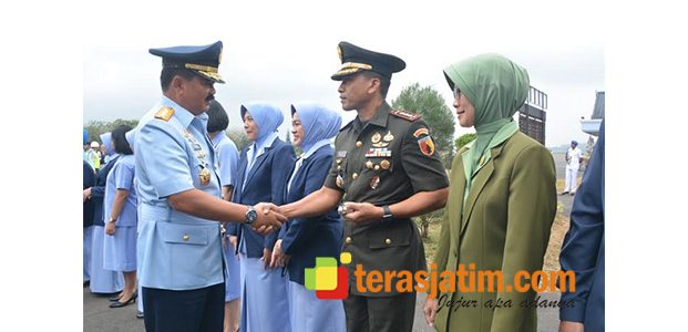 Tiba di Lanud Malang, Panglima TNI Langsung Nyekar ke Makam Bung Karno dan Gus Dur Tiba di Lanud Malang, Panglima TNI Langsung Nyekar ke Makam Bung Karno dan Gus Dur