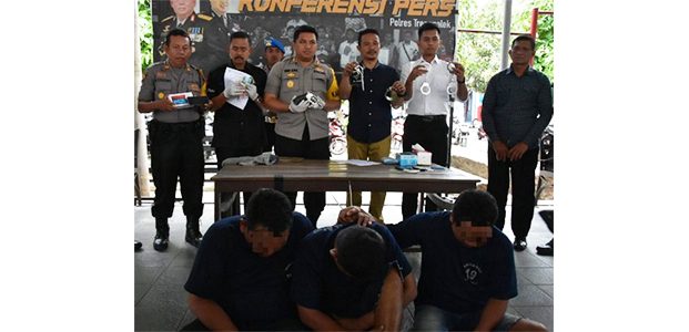 Tiga Pelaku Begal Dump Truck di Durenan Trenggalek Dibekuk Tiga Pelaku Begal Dump Truck di Durenan Trenggalek Dibekuk