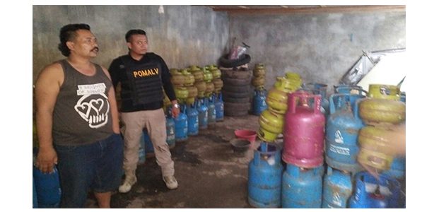 Usaha Pengoplosan LPG Milik Oknum Anggota TNI-AL di Banyuwangi Digerebek Usaha Pengoplosan LPG Milik Oknum Anggota TNI-AL di Banyuwangi Digerebek