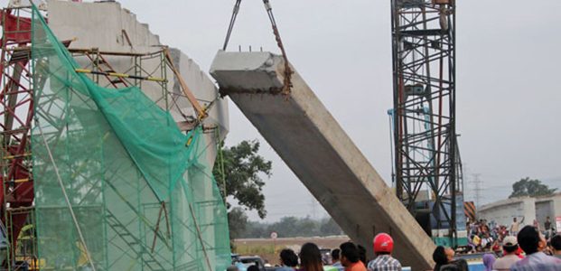 Tim Labfor Polda Jatim Selidiki Jatuhnya Girder Proyek Tol Pasuruan-Probolinggo Tim Labfor Polda Jatim Selidiki Jatuhnya Girder Proyek Tol Pasuruan-Probolinggo