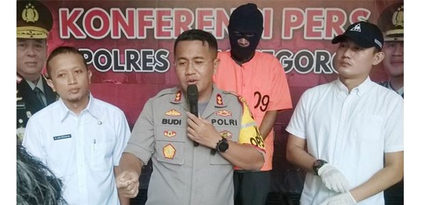 Tipu Puluhan Korbannya, Seorang Guru SD di Bojonegoro Raup Miliaran Rupiah Tipu Puluhan Korbannya, Seorang Guru SD di Bojonegoro Raup Miliaran Rupiah