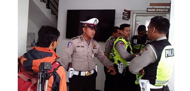 Tolak Ditilang, Oknum Polantas Batu Ajak Siswi Berhubungan Badan Tolak Ditilang, Oknum Polantas Batu Ajak Siswi Berhubungan Badan