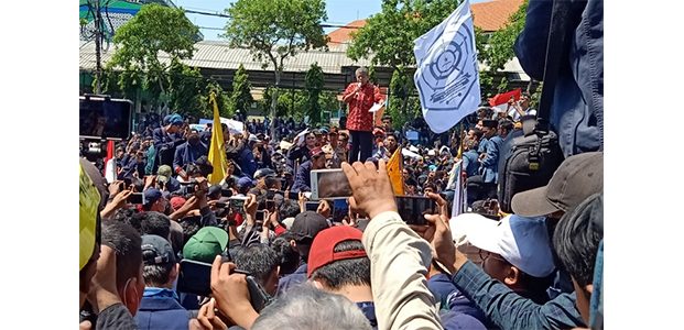 Tolak Revisi UU KPK, Ribuan Mahasiswa di Surabaya Geruduk DPRD Jatim Tolak Revisi UU KPK, Ribuan Mahasiswa di Surabaya Geruduk DPRD Jatim