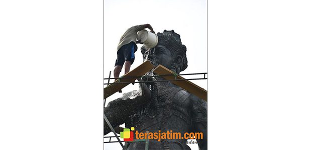 Tradisi Rutin Sambut HUT Kodam Brawijaya, Patung Raden Wijaya Dicuci Tradisi Rutin Sambut HUT Kodam Brawijaya, Patung Raden Wijaya Dicuci