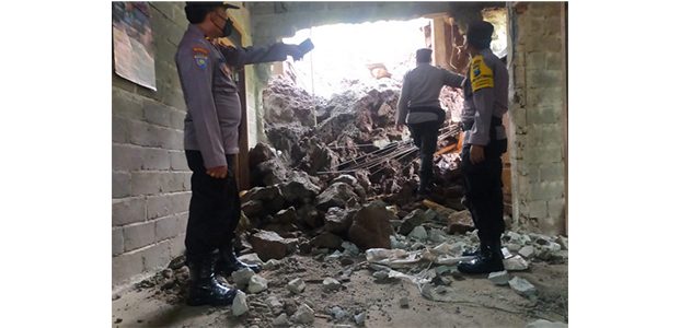 Hujan Disertai Angin, Tanah Longsor dan Pohon Tumbang Terjadi di Sejumlah Lokasi di Trenggalek Hujan Disertai Angin, Tanah Longsor dan Pohon Tumbang Terjadi di Sejumlah Lokasi di Trenggalek