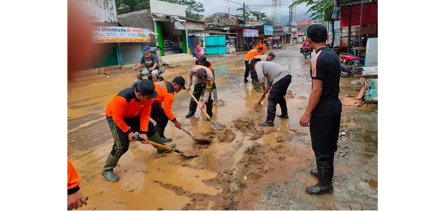 Ratusan Personel Gabungan di Tenggalek Bersih-Bersih Sisa Banjir di Watulimo