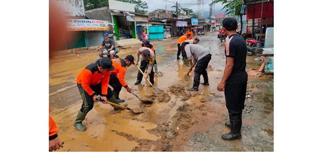 Ratusan Personel Gabungan di Tenggalek Bersih-Bersih Sisa Banjir di Watulimo Ratusan Personel Gabungan di Tenggalek Bersih-Bersih Sisa Banjir di Watulimo