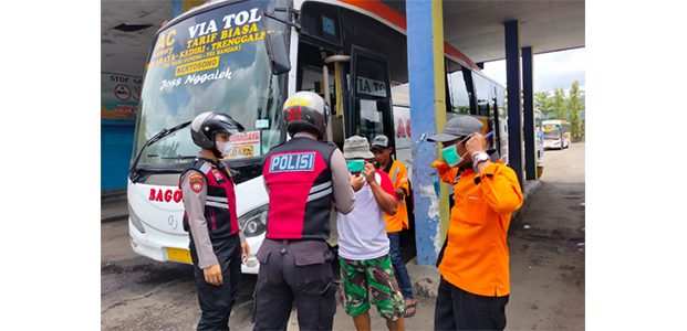 Masifkan Pamor Keris, Polisi di Trenggalek Bagikan Masker ke Warga