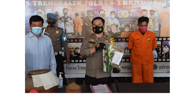 Polres Trenggalek Ungkap Kasus Penipuan Modus Penggandaan Uang Polres Trenggalek Ungkap Kasus Penipuan Modus Penggandaan Uang