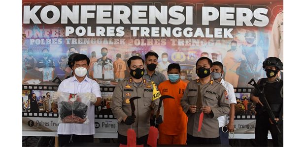 Gara-gara Korek Api, Pria di Dongko Trenggalek Habisi Kakek dan Bacok Orang Tuanya Gara-gara Korek Api, Pria di Dongko Trenggalek Habisi Kakek dan Bacok Orang Tuanya