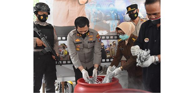 Polres Trenggalek Musnahkan Puluhan Kilo BB Serbuk Petasan dan Sumbunya Polres Trenggalek Musnahkan Puluhan Kilo BB Serbuk Petasan dan Sumbunya