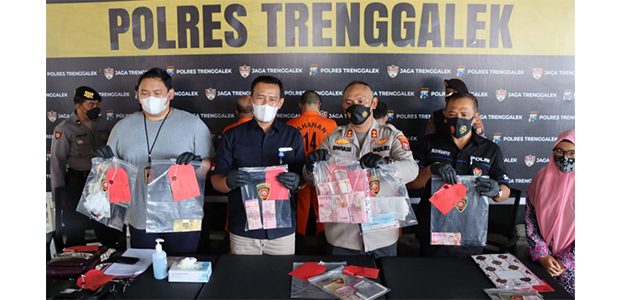 Polisi Trenggalek Bongkar Sindikat Pengedar Uang Palsu Lintas Kota Polisi Trenggalek Bongkar Sindikat Pengedar Uang Palsu Lintas Kota