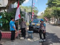 Keliling Kampung, Polisi di Trenggalek Bagikan Bendera Merah Putih