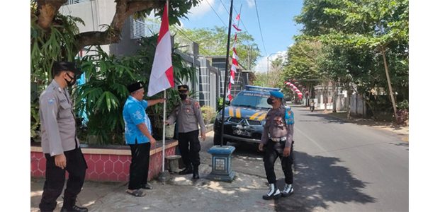 Keliling Kampung, Polisi di Trenggalek Bagikan Bendera Merah Putih Keliling Kampung, Polisi di Trenggalek Bagikan Bendera Merah Putih
