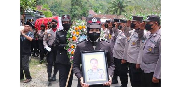 Briptu Fajar Yoyok Pujiono, Anggota Polres Trenggalek Jadi Korban ‘Tragedi Kanjuruhan’ Briptu Fajar Yoyok Pujiono, Anggota Polres Trenggalek Jadi Korban ‘Tragedi Kanjuruhan’