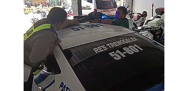 Rotator Kendaraan Dinas Satlantas Polres Trenggalek Ditutup Kaca Film, Ada Apa? Rotator Kendaraan Dinas Satlantas Polres Trenggalek Ditutup Kaca Film, Ada Apa?