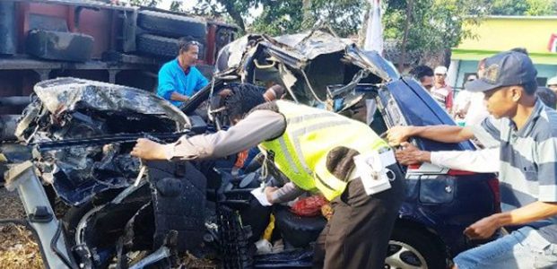Truk Angkut Ayam Tabrak Mobil Milik Anggota TNI di Jatirogo Tuban Truk Angkut Ayam Tabrak Mobil Milik Anggota TNI di Jatirogo Tuban