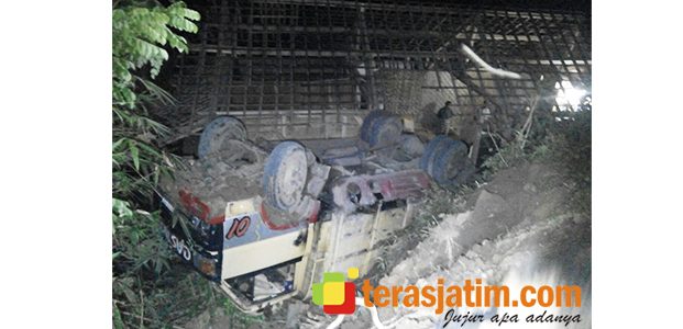 Truk Terguling dan Terbalik, Timpa Rumah Warga di Ponorogo Truk Terguling dan Terbalik, Timpa Rumah Warga di Ponorogo