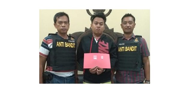 Tunggu Pembeli, Pengecer Sabu asal Bangkalan ini Disergap di Area Kuburan Tunggu Pembeli, Pengecer Sabu asal Bangkalan ini Disergap di Area Kuburan