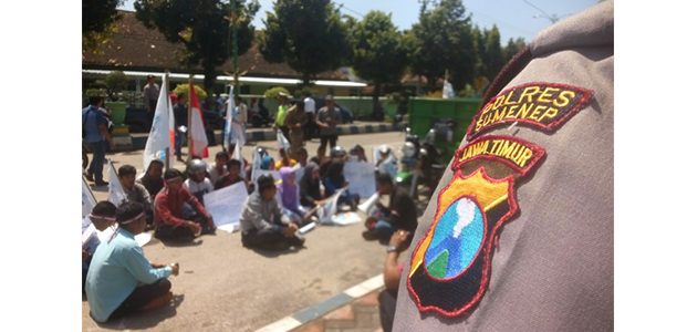 Tuntut Keselamatan Nelayan, Anak Maritim Indonesia Gelar Tahlil di Depan DPRD Sumenep Tuntut Keselamatan Nelayan, Anak Maritim Indonesia Gelar Tahlil di Depan DPRD Sumenep