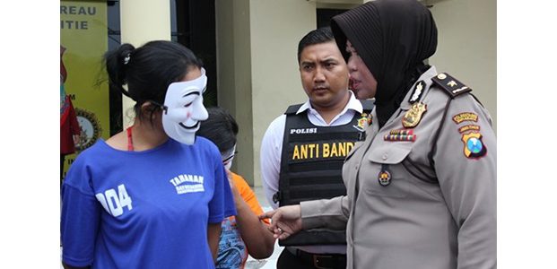 Uang Belanja Suami Tak Mencukupi, Wanita asal Lamongan ini Buka Layanan Sex Threesome Uang Belanja Suami Tak Mencukupi, Wanita asal Lamongan ini Buka Layanan Sex Threesome