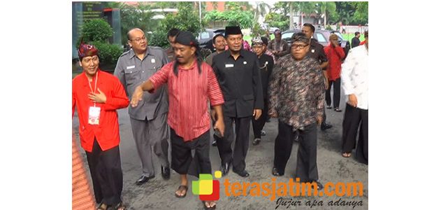 Kota Blitar Ulang Tahun, Siswa Peserta Unas SMA Pakai Baju Jadul Kota Blitar Ulang Tahun, Siswa Peserta Unas SMA Pakai Baju Jadul