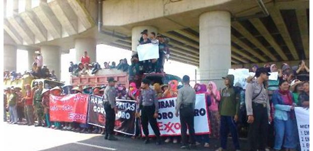 Warga AMPE Panas Flare Mojodelik Bojonegoro, Demo EMCL di Bawah Jembatan Layang Warga AMPE Panas Flare Mojodelik Bojonegoro, Demo EMCL di Bawah Jembatan Layang
