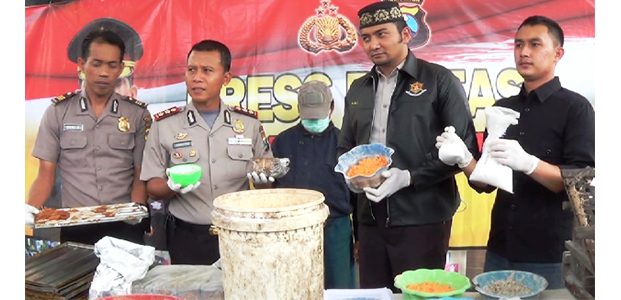 Produksi Kerupuk Tanpa Ijin dan Gunakan Bahan Berbahaya, Warga asal Gurah Kediri Dibui Produksi Kerupuk Tanpa Ijin dan Gunakan Bahan Berbahaya, Warga asal Gurah Kediri Dibui