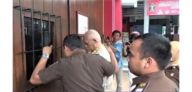 Usai Diperiksa, Kejari Bojonegoro Jebloskan Kepala Inspektorat ke Bui Usai Diperiksa, Kejari Bojonegoro Jebloskan Kepala Inspektorat ke Bui