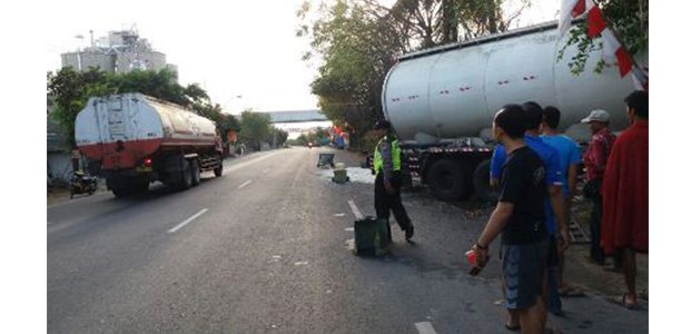 Usai Hajar Pick Up, Truk Tangki Semen Seruduk Rumah Warga di Pantura Tuban Usai Hajar Pick Up, Truk Tangki Semen Seruduk Rumah Warga di Pantura Tuban