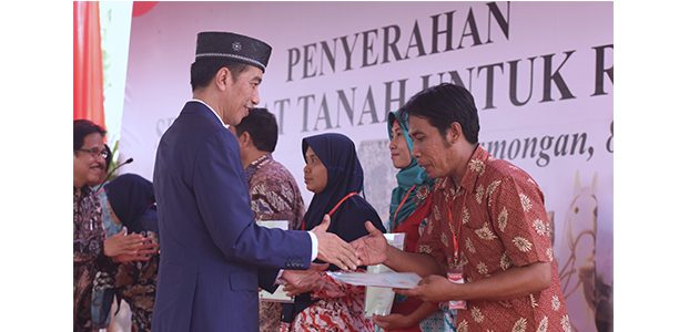 Usai Kunjungi Ponpes di Suci Gresik, Presiden Serahkan Sertifikat Tanah di Lamongan Usai Kunjungi Ponpes di Suci Gresik, Presiden Serahkan Sertifikat Tanah di Lamongan