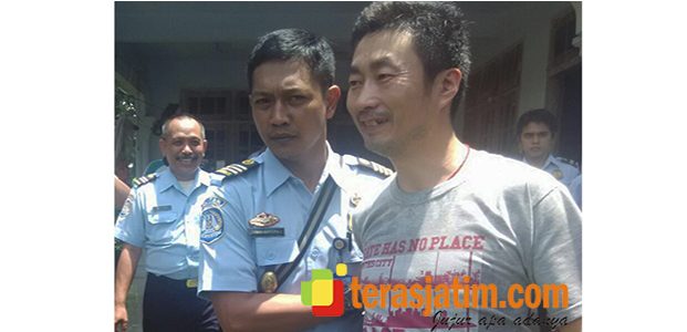 Sekeluarga WNA Asal Tiongkok Ditangkap Imigrasi Blitar Sekeluarga WNA Asal Tiongkok Ditangkap Imigrasi Blitar